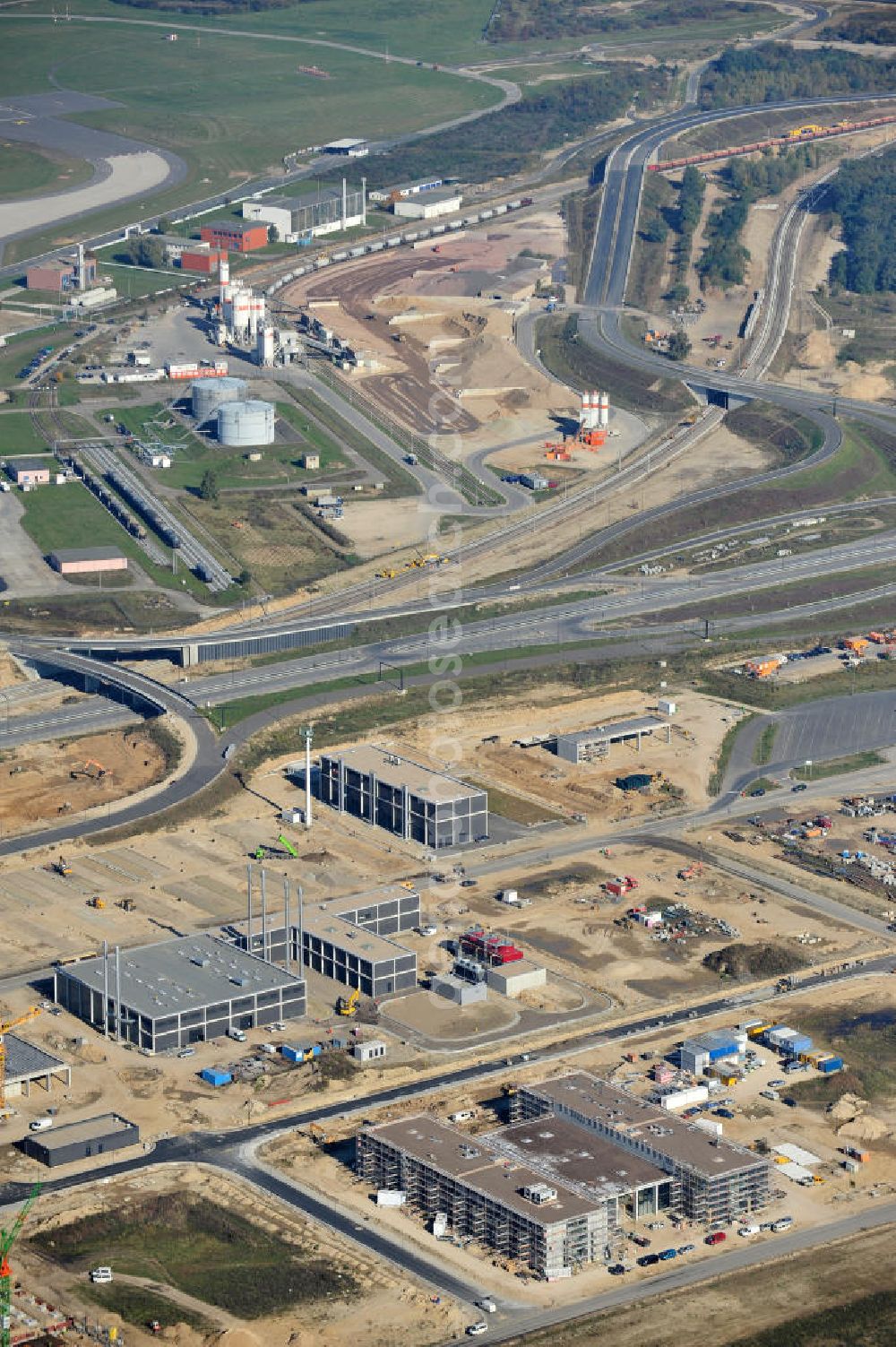 Aerial photograph Schönefeld bei Berlin - Blick auf die Baustellen am Flughafen Berlin-Schönefeld BBI (SXF). Ausführende Firmen: Hochtief AG; EUROVIA Beton; PORR; BERGER Bau; Karl Weiss; Matthai; Schäler Bau Berlin GmbH; STRABAG; MAX BÖGL. Construction fields at Berlin-Schoenefeld Airport BBI.