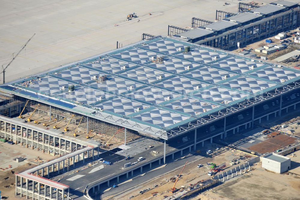 Schönefeld bei Berlin from the bird's eye view: Blick auf die Baustellen am Flughafen Berlin-Schönefeld BBI (SXF). Ausführende Firmen: Hochtief AG; EUROVIA Beton; PORR; BERGER Bau; Karl Weiss; Matthai; Schäler Bau Berlin GmbH; STRABAG; MAX BÖGL. Construction fields at Berlin-Schoenefeld Airport BBI.