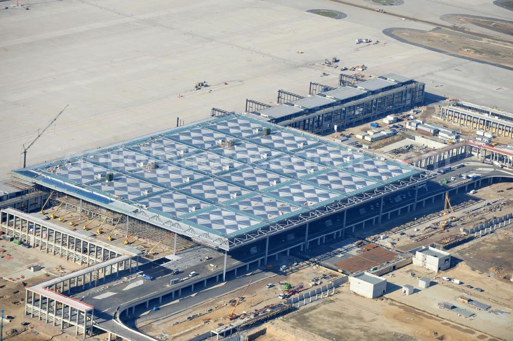 Aerial image Schönefeld bei Berlin - Blick auf die Baustellen am Flughafen Berlin-Schönefeld BBI (SXF). Ausführende Firmen: Hochtief AG; EUROVIA Beton; PORR; BERGER Bau; Karl Weiss; Matthai; Schäler Bau Berlin GmbH; STRABAG; MAX BÖGL. Construction fields at Berlin-Schoenefeld Airport BBI.