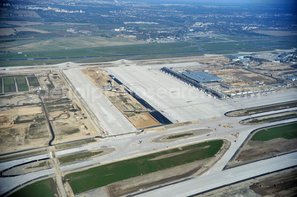 Schönefeld bei Berlin from above - Blick auf die Baustellen am Flughafen Berlin-Schönefeld BBI (SXF). Ausführende Firmen: Hochtief AG; EUROVIA Beton; PORR; BERGER Bau; Karl Weiss; Matthai; Schäler Bau Berlin GmbH; STRABAG; MAX BÖGL. Construction fields at Berlin-Schoenefeld Airport BBI.