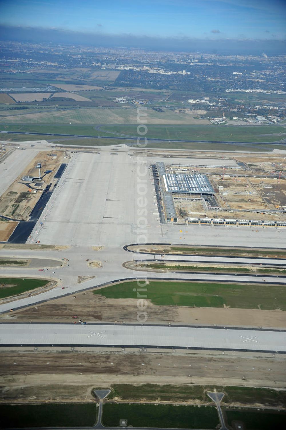 Schönefeld bei Berlin from the bird's eye view: Blick auf die Baustellen am Flughafen Berlin-Schönefeld BBI (SXF). Ausführende Firmen: Hochtief AG; EUROVIA Beton; PORR; BERGER Bau; Karl Weiss; Matthai; Schäler Bau Berlin GmbH; STRABAG; MAX BÖGL. Construction fields at Berlin-Schoenefeld Airport BBI.