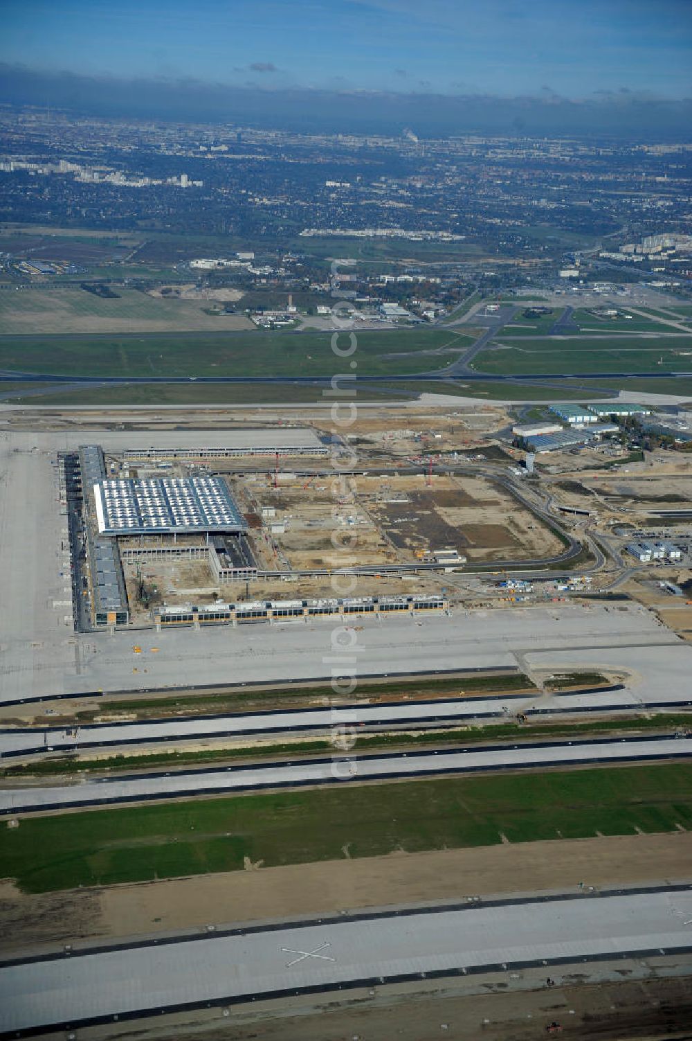 Aerial image Schönefeld bei Berlin - Blick auf die Baustellen am Flughafen Berlin-Schönefeld BBI (SXF). Ausführende Firmen: Hochtief AG; EUROVIA Beton; PORR; BERGER Bau; Karl Weiss; Matthai; Schäler Bau Berlin GmbH; STRABAG; MAX BÖGL. Construction fields at Berlin-Schoenefeld Airport BBI.