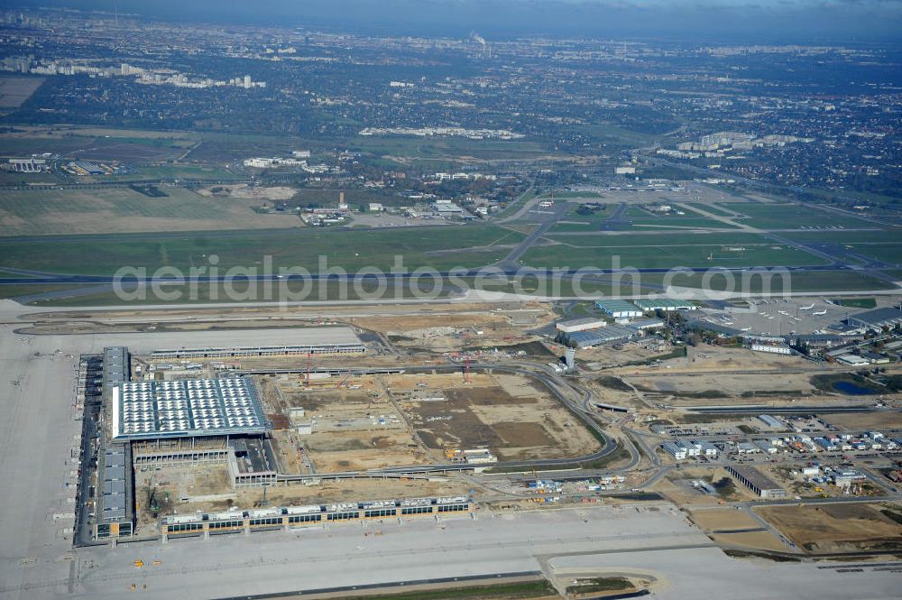 Aerial photograph Schönefeld bei Berlin - Blick auf die Baustellen am Flughafen Berlin-Schönefeld BBI (SXF). Ausführende Firmen: Hochtief AG; EUROVIA Beton; PORR; BERGER Bau; Karl Weiss; Matthai; Schäler Bau Berlin GmbH; STRABAG; MAX BÖGL. Construction fields at Berlin-Schoenefeld Airport BBI.