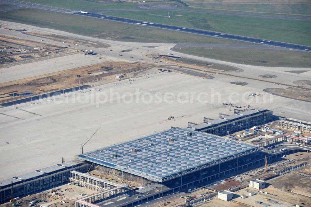 Schönefeld bei Berlin from above - Blick auf die Baustellen am Flughafen Berlin-Schönefeld BBI (SXF). Ausführende Firmen: Hochtief AG; EUROVIA Beton; PORR; BERGER Bau; Karl Weiss; Matthai; Schäler Bau Berlin GmbH; STRABAG; MAX BÖGL. Construction fields at Berlin-Schoenefeld Airport BBI.