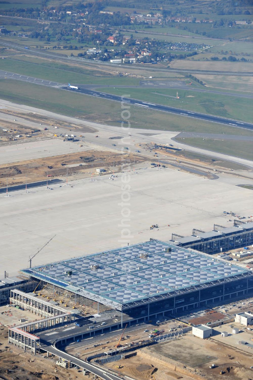 Schönefeld bei Berlin from the bird's eye view: Blick auf die Baustellen am Flughafen Berlin-Schönefeld BBI (SXF). Ausführende Firmen: Hochtief AG; EUROVIA Beton; PORR; BERGER Bau; Karl Weiss; Matthai; Schäler Bau Berlin GmbH; STRABAG; MAX BÖGL. Construction fields at Berlin-Schoenefeld Airport BBI.