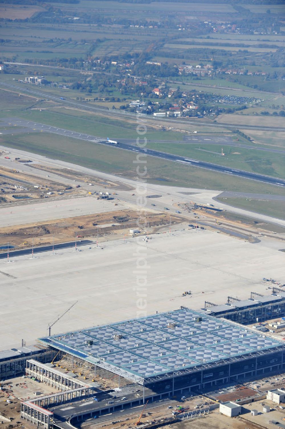 Aerial image Schönefeld bei Berlin - Blick auf die Baustellen am Flughafen Berlin-Schönefeld BBI (SXF). Ausführende Firmen: Hochtief AG; EUROVIA Beton; PORR; BERGER Bau; Karl Weiss; Matthai; Schäler Bau Berlin GmbH; STRABAG; MAX BÖGL. Construction fields at Berlin-Schoenefeld Airport BBI.