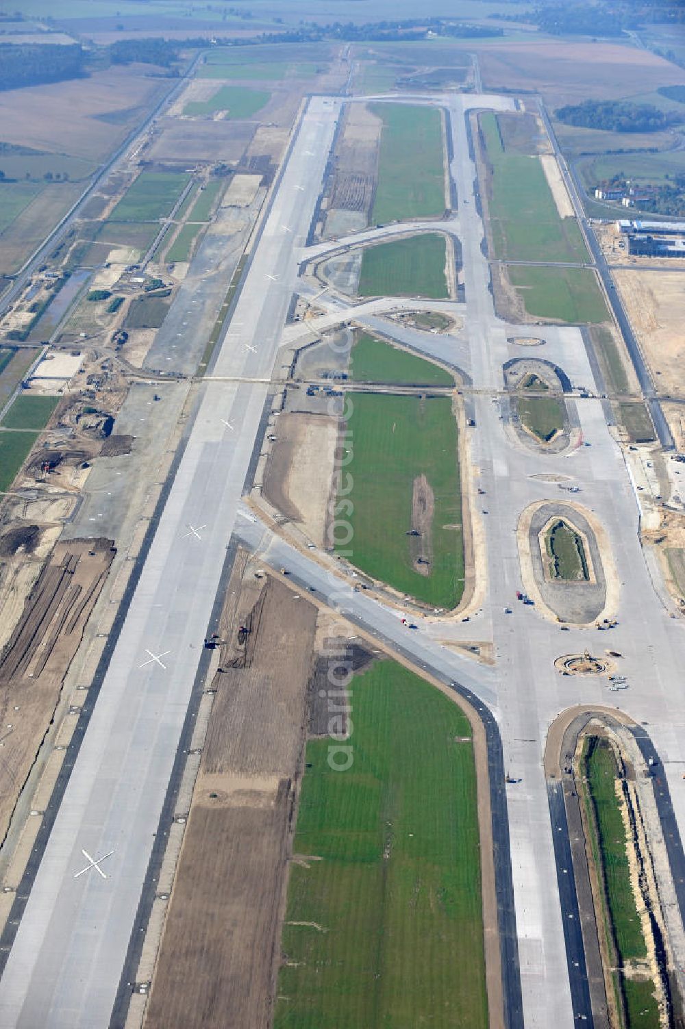 Aerial photograph Schönefeld bei Berlin - Blick auf die Baustellen am Flughafen Berlin-Schönefeld BBI (SXF). Ausführende Firmen: Hochtief AG; EUROVIA Beton; PORR; BERGER Bau; Karl Weiss; Matthai; Schäler Bau Berlin GmbH; STRABAG; MAX BÖGL. Construction fields at Berlin-Schoenefeld Airport BBI.