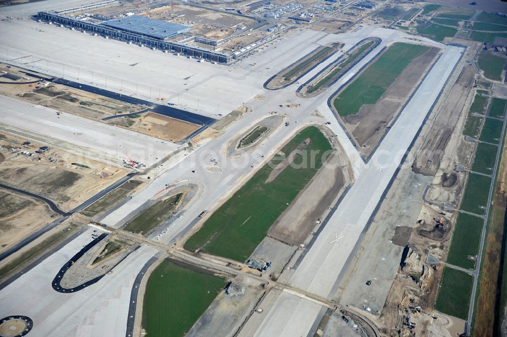 Schönefeld bei Berlin from above - Blick auf die Baustellen am Flughafen Berlin-Schönefeld BBI (SXF). Ausführende Firmen: Hochtief AG; EUROVIA Beton; PORR; BERGER Bau; Karl Weiss; Matthai; Schäler Bau Berlin GmbH; STRABAG; MAX BÖGL. Construction fields at Berlin-Schoenefeld Airport BBI.