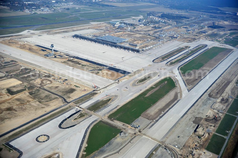 Schönefeld bei Berlin from the bird's eye view: Blick auf die Baustellen am Flughafen Berlin-Schönefeld BBI (SXF). Ausführende Firmen: Hochtief AG; EUROVIA Beton; PORR; BERGER Bau; Karl Weiss; Matthai; Schäler Bau Berlin GmbH; STRABAG; MAX BÖGL. Construction fields at Berlin-Schoenefeld Airport BBI.