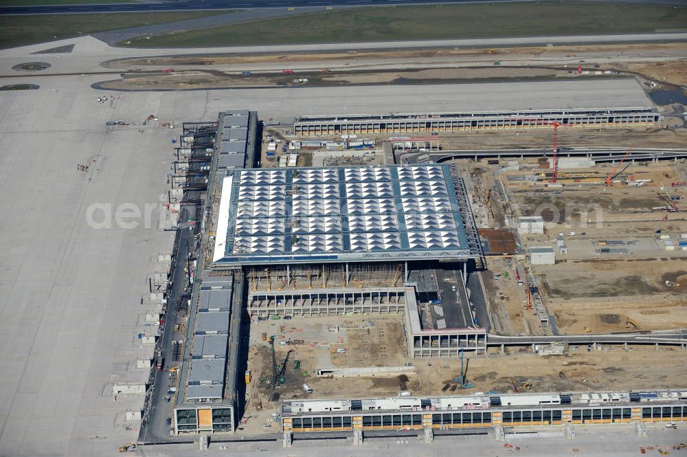 Aerial image Schönefeld bei Berlin - Blick auf die Baustellen am Flughafen Berlin-Schönefeld BBI (SXF). Ausführende Firmen: Hochtief AG; EUROVIA Beton; PORR; BERGER Bau; Karl Weiss; Matthai; Schäler Bau Berlin GmbH; STRABAG; MAX BÖGL. Construction fields at Berlin-Schoenefeld Airport BBI.