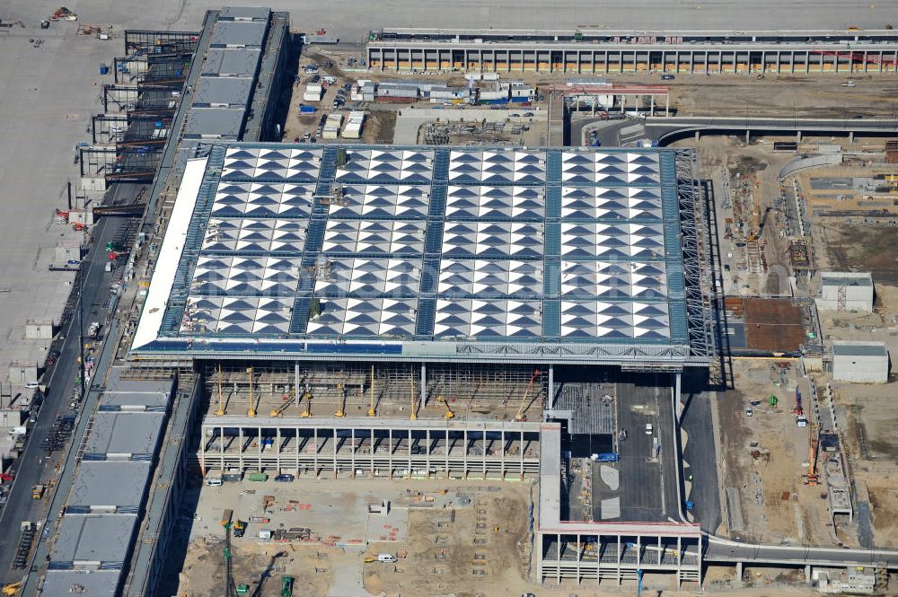 Aerial photograph Schönefeld bei Berlin - Blick auf die Baustellen am Flughafen Berlin-Schönefeld BBI (SXF). Ausführende Firmen: Hochtief AG; EUROVIA Beton; PORR; BERGER Bau; Karl Weiss; Matthai; Schäler Bau Berlin GmbH; STRABAG; MAX BÖGL. Construction fields at Berlin-Schoenefeld Airport BBI.