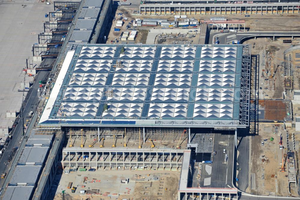 Schönefeld bei Berlin from above - Blick auf die Baustellen am Flughafen Berlin-Schönefeld BBI (SXF). Ausführende Firmen: Hochtief AG; EUROVIA Beton; PORR; BERGER Bau; Karl Weiss; Matthai; Schäler Bau Berlin GmbH; STRABAG; MAX BÖGL. Construction fields at Berlin-Schoenefeld Airport BBI.