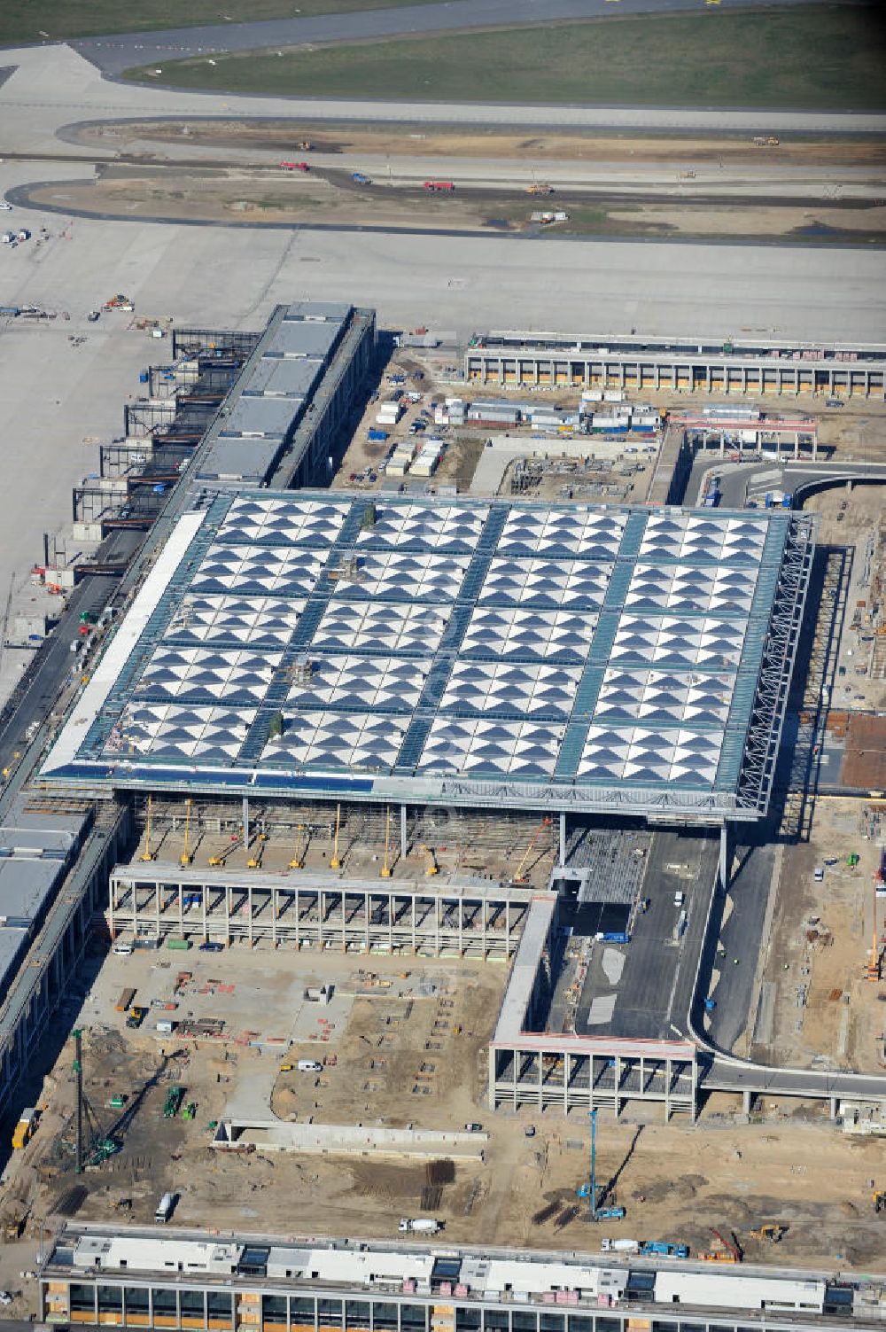 Schönefeld bei Berlin from the bird's eye view: Blick auf die Baustellen am Flughafen Berlin-Schönefeld BBI (SXF). Ausführende Firmen: Hochtief AG; EUROVIA Beton; PORR; BERGER Bau; Karl Weiss; Matthai; Schäler Bau Berlin GmbH; STRABAG; MAX BÖGL. Construction fields at Berlin-Schoenefeld Airport BBI.