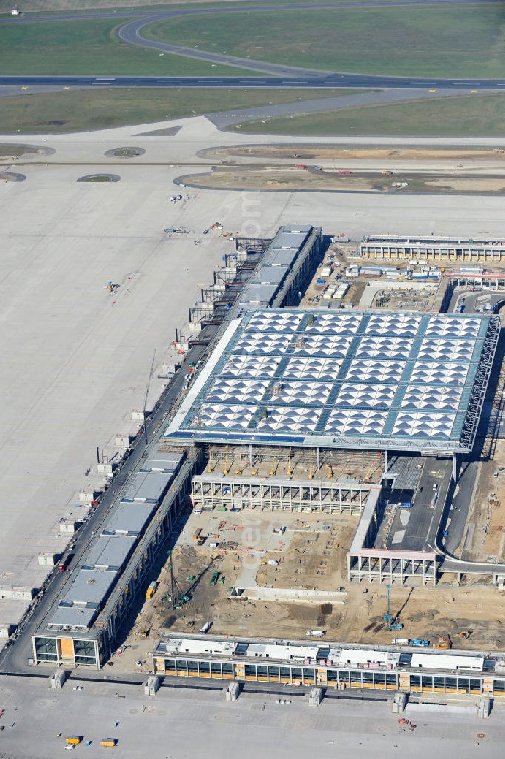 Aerial image Schönefeld bei Berlin - Blick auf die Baustellen am Flughafen Berlin-Schönefeld BBI (SXF). Ausführende Firmen: Hochtief AG; EUROVIA Beton; PORR; BERGER Bau; Karl Weiss; Matthai; Schäler Bau Berlin GmbH; STRABAG; MAX BÖGL. Construction fields at Berlin-Schoenefeld Airport BBI.