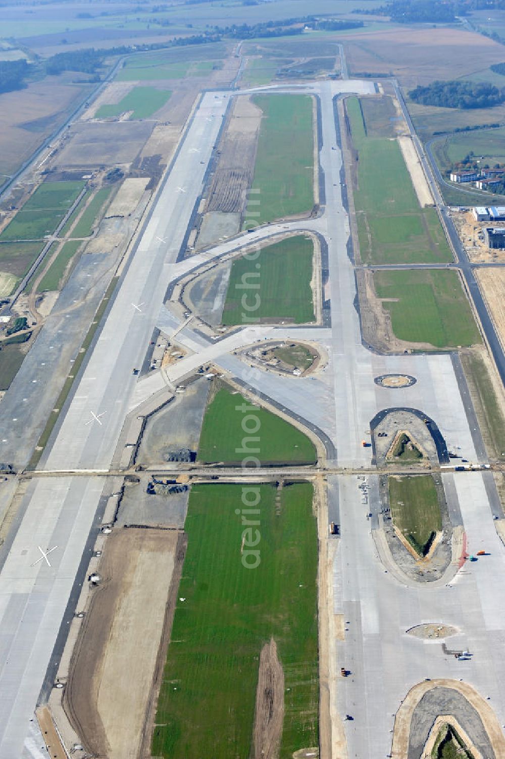 Aerial photograph Schönefeld bei Berlin - Blick auf die Baustellen am Flughafen Berlin-Schönefeld BBI (SXF). Ausführende Firmen: Hochtief AG; EUROVIA Beton; PORR; BERGER Bau; Karl Weiss; Matthai; Schäler Bau Berlin GmbH; STRABAG; MAX BÖGL. Construction fields at Berlin-Schoenefeld Airport BBI.