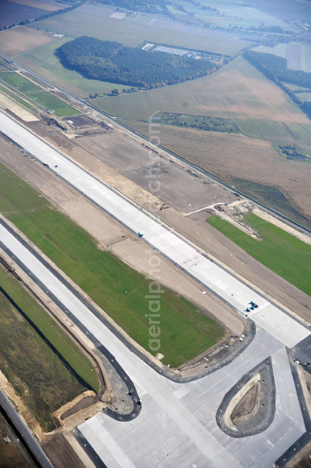 Schönefeld bei Berlin from the bird's eye view: Blick auf die Baustellen am Flughafen Berlin-Schönefeld BBI (SXF). Ausführende Firmen: Hochtief AG; EUROVIA Beton; PORR; BERGER Bau; Karl Weiss; Matthai; Schäler Bau Berlin GmbH; STRABAG; MAX BÖGL. Construction fields at Berlin-Schoenefeld Airport BBI.