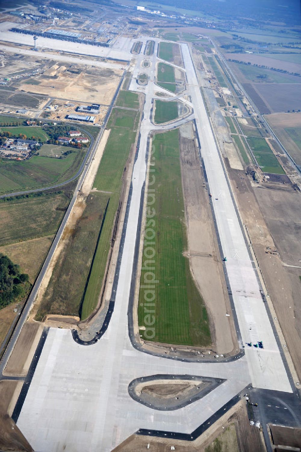 Aerial image Schönefeld bei Berlin - Blick auf die Baustellen am Flughafen Berlin-Schönefeld BBI (SXF). Ausführende Firmen: Hochtief AG; EUROVIA Beton; PORR; BERGER Bau; Karl Weiss; Matthai; Schäler Bau Berlin GmbH; STRABAG; MAX BÖGL. Construction fields at Berlin-Schoenefeld Airport BBI.