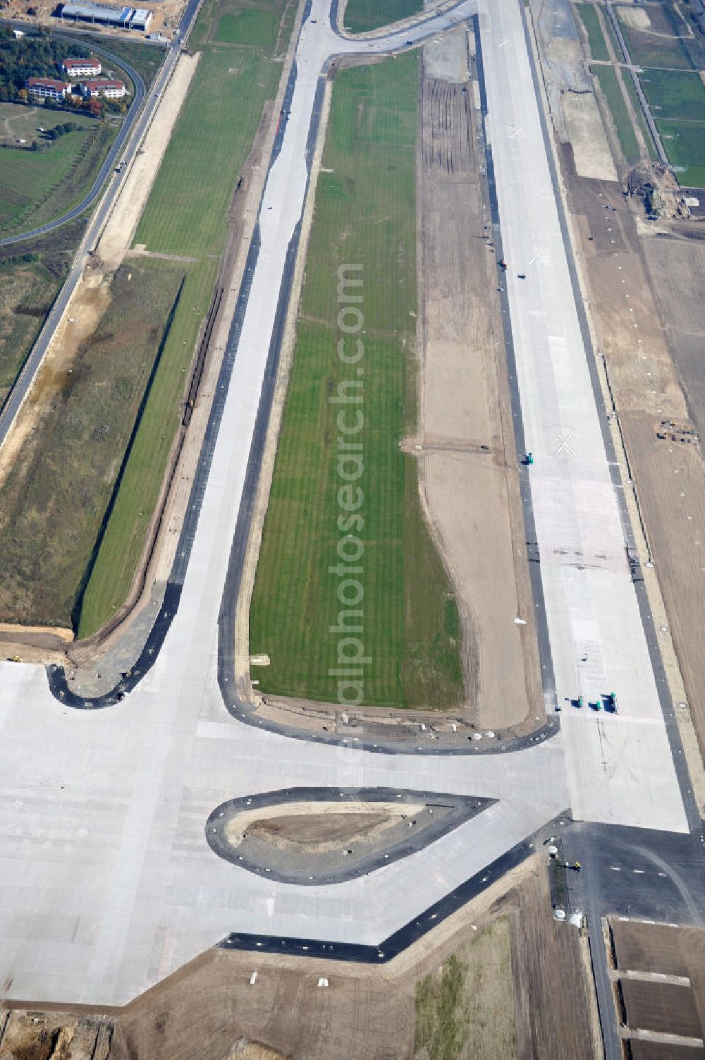 Aerial photograph Schönefeld bei Berlin - Blick auf die Baustellen am Flughafen Berlin-Schönefeld BBI (SXF). Ausführende Firmen: Hochtief AG; EUROVIA Beton; PORR; BERGER Bau; Karl Weiss; Matthai; Schäler Bau Berlin GmbH; STRABAG; MAX BÖGL. Construction fields at Berlin-Schoenefeld Airport BBI.