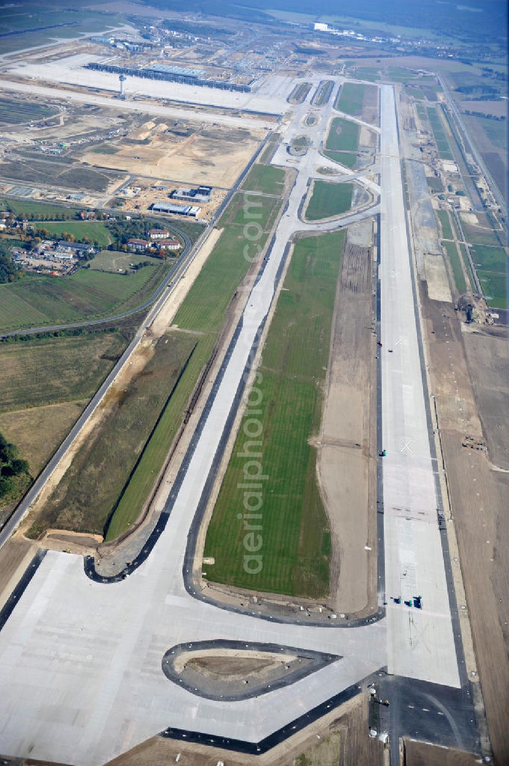 Schönefeld bei Berlin from above - Blick auf die Baustellen am Flughafen Berlin-Schönefeld BBI (SXF). Ausführende Firmen: Hochtief AG; EUROVIA Beton; PORR; BERGER Bau; Karl Weiss; Matthai; Schäler Bau Berlin GmbH; STRABAG; MAX BÖGL. Construction fields at Berlin-Schoenefeld Airport BBI.