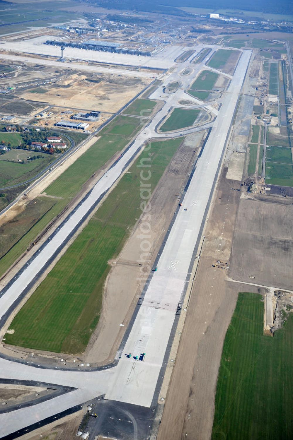 Schönefeld bei Berlin from the bird's eye view: Blick auf die Baustellen am Flughafen Berlin-Schönefeld BBI (SXF). Ausführende Firmen: Hochtief AG; EUROVIA Beton; PORR; BERGER Bau; Karl Weiss; Matthai; Schäler Bau Berlin GmbH; STRABAG; MAX BÖGL. Construction fields at Berlin-Schoenefeld Airport BBI.