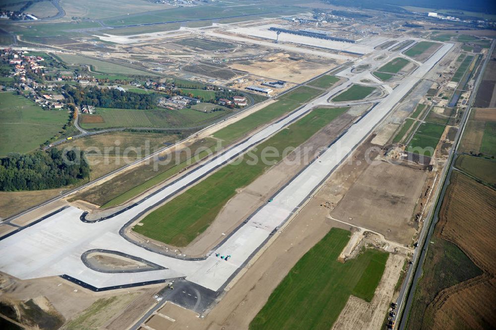 Aerial photograph Schönefeld bei Berlin - Blick auf die Baustellen am Flughafen Berlin-Schönefeld BBI (SXF). Ausführende Firmen: Hochtief AG; EUROVIA Beton; PORR; BERGER Bau; Karl Weiss; Matthai; Schäler Bau Berlin GmbH; STRABAG; MAX BÖGL. Construction fields at Berlin-Schoenefeld Airport BBI.