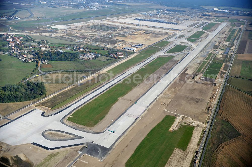 Schönefeld bei Berlin from above - Blick auf die Baustellen am Flughafen Berlin-Schönefeld BBI (SXF). Ausführende Firmen: Hochtief AG; EUROVIA Beton; PORR; BERGER Bau; Karl Weiss; Matthai; Schäler Bau Berlin GmbH; STRABAG; MAX BÖGL. Construction fields at Berlin-Schoenefeld Airport BBI.