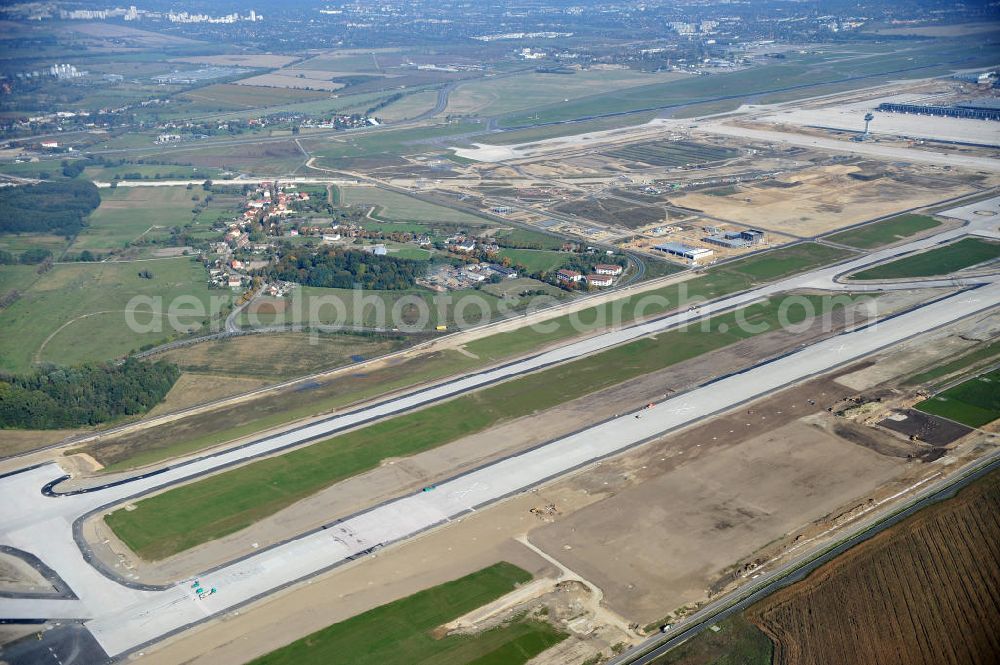 Aerial image Schönefeld bei Berlin - Blick auf die Baustellen am Flughafen Berlin-Schönefeld BBI (SXF). Ausführende Firmen: Hochtief AG; EUROVIA Beton; PORR; BERGER Bau; Karl Weiss; Matthai; Schäler Bau Berlin GmbH; STRABAG; MAX BÖGL. Construction fields at Berlin-Schoenefeld Airport BBI.