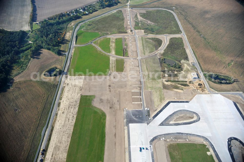 Aerial photograph Schönefeld bei Berlin - Blick auf die Baustellen am Flughafen Berlin-Schönefeld BBI (SXF). Ausführende Firmen: Hochtief AG; EUROVIA Beton; PORR; BERGER Bau; Karl Weiss; Matthai; Schäler Bau Berlin GmbH; STRABAG; MAX BÖGL. Construction fields at Berlin-Schoenefeld Airport BBI.