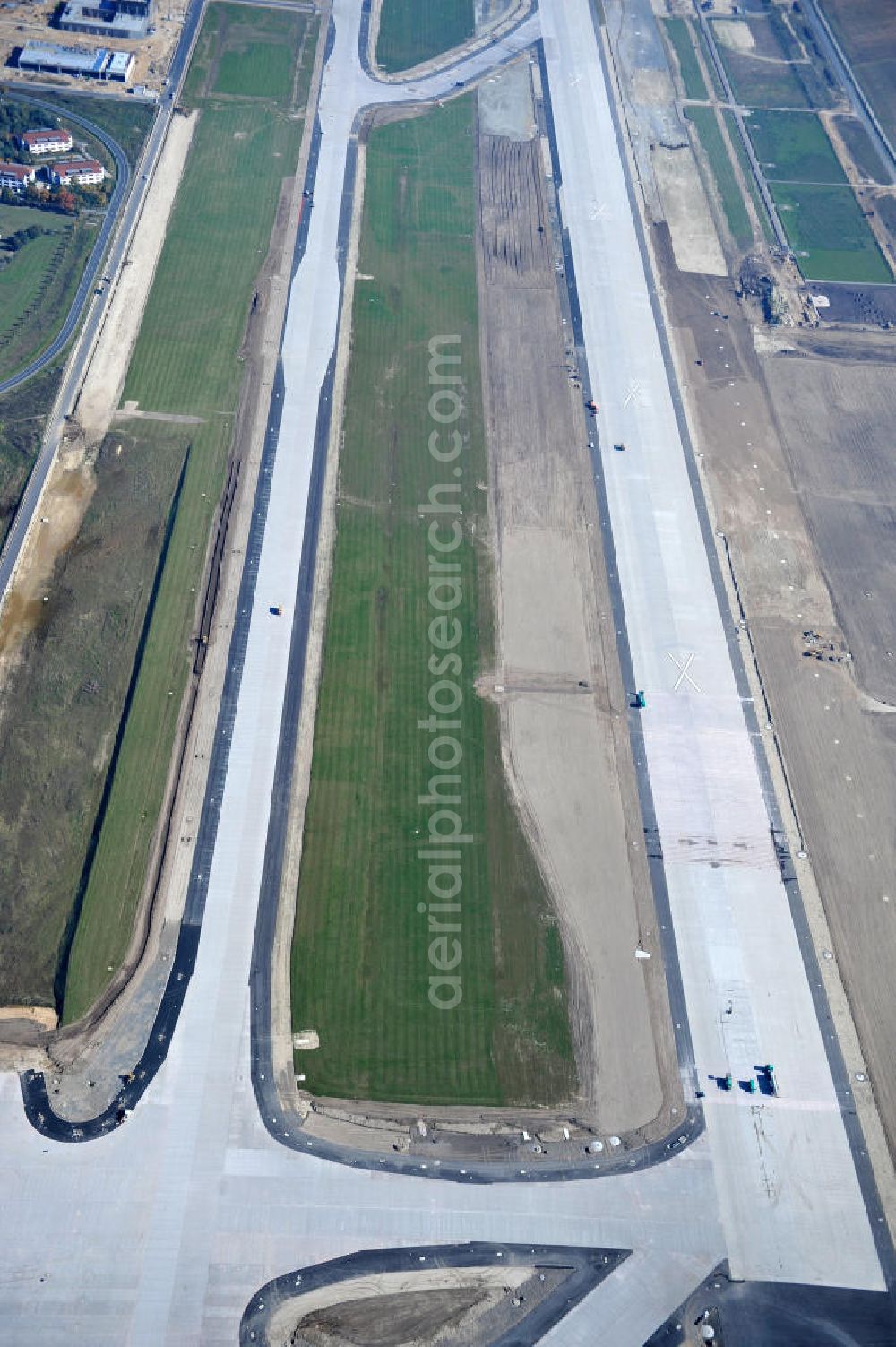 Aerial photograph Schönefeld bei Berlin - Blick auf die Baustellen am Flughafen Berlin-Schönefeld BBI (SXF). Ausführende Firmen: Hochtief AG; EUROVIA Beton; PORR; BERGER Bau; Karl Weiss; Matthai; Schäler Bau Berlin GmbH; STRABAG; MAX BÖGL. Construction fields at Berlin-Schoenefeld Airport BBI.