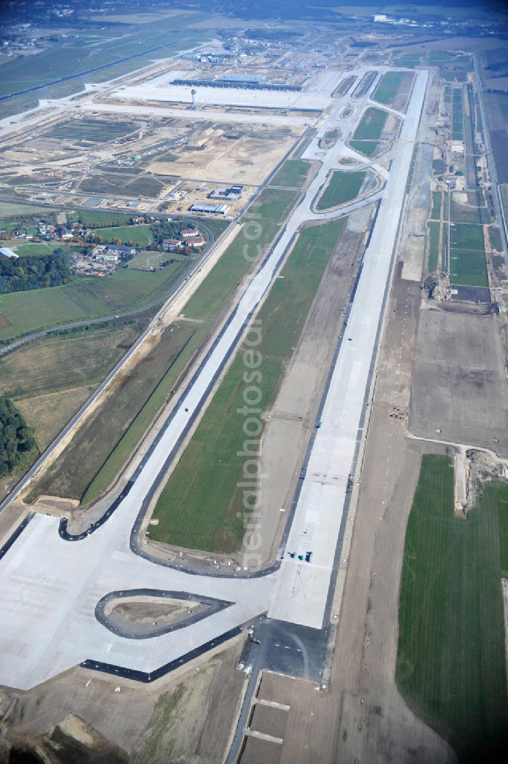 Schönefeld bei Berlin from above - Blick auf die Baustellen am Flughafen Berlin-Schönefeld BBI (SXF). Ausführende Firmen: Hochtief AG; EUROVIA Beton; PORR; BERGER Bau; Karl Weiss; Matthai; Schäler Bau Berlin GmbH; STRABAG; MAX BÖGL. Construction fields at Berlin-Schoenefeld Airport BBI.