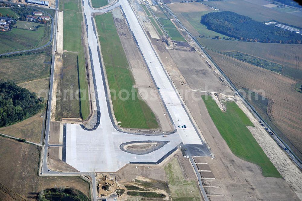 Aerial photograph Schönefeld bei Berlin - Blick auf die Baustellen am Flughafen Berlin-Schönefeld BBI (SXF). Ausführende Firmen: Hochtief AG; EUROVIA Beton; PORR; BERGER Bau; Karl Weiss; Matthai; Schäler Bau Berlin GmbH; STRABAG; MAX BÖGL. Construction fields at Berlin-Schoenefeld Airport BBI.