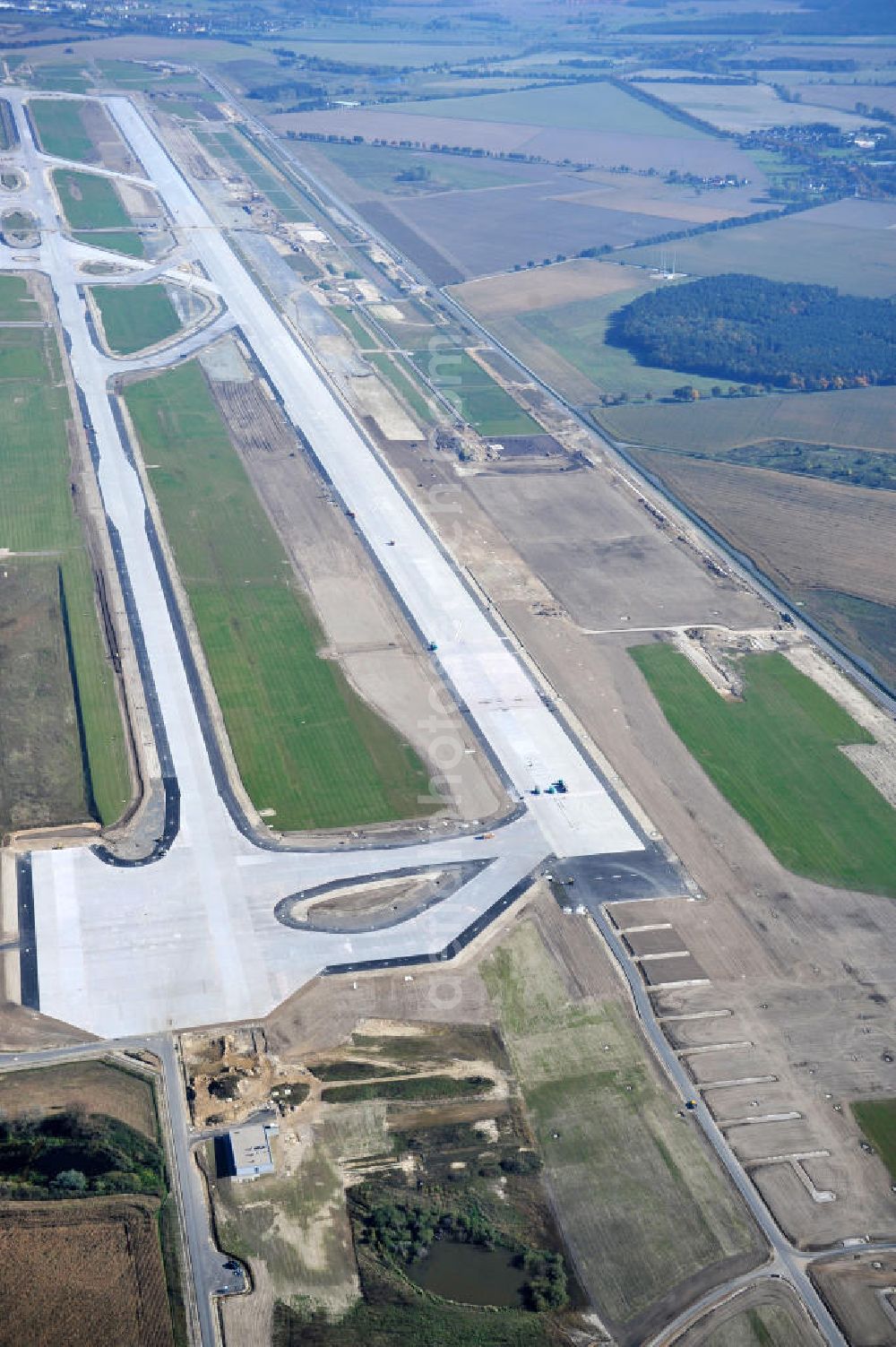 Schönefeld bei Berlin from above - Blick auf die Baustellen am Flughafen Berlin-Schönefeld BBI (SXF). Ausführende Firmen: Hochtief AG; EUROVIA Beton; PORR; BERGER Bau; Karl Weiss; Matthai; Schäler Bau Berlin GmbH; STRABAG; MAX BÖGL. Construction fields at Berlin-Schoenefeld Airport BBI.