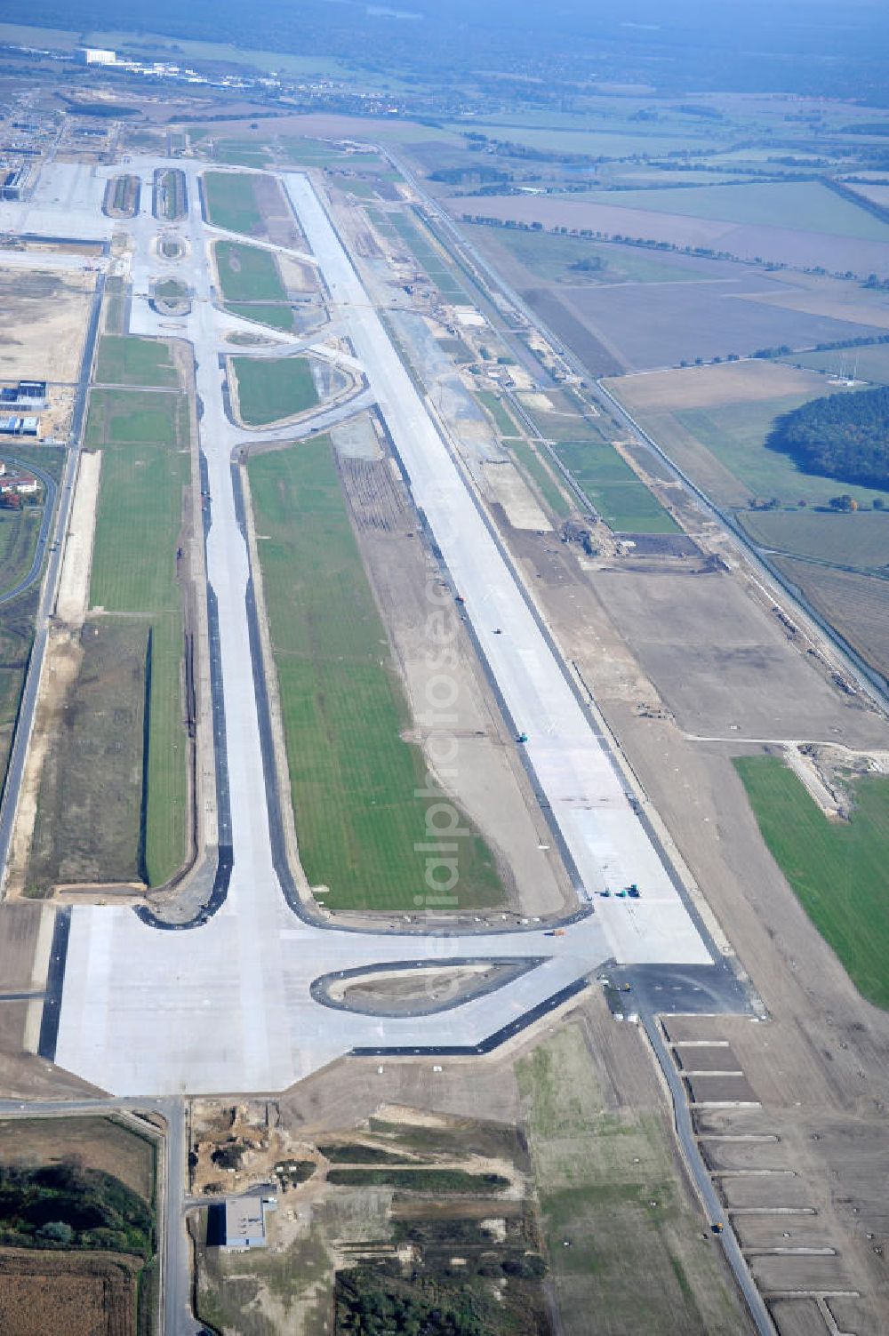 Schönefeld bei Berlin from the bird's eye view: Blick auf die Baustellen am Flughafen Berlin-Schönefeld BBI (SXF). Ausführende Firmen: Hochtief AG; EUROVIA Beton; PORR; BERGER Bau; Karl Weiss; Matthai; Schäler Bau Berlin GmbH; STRABAG; MAX BÖGL. Construction fields at Berlin-Schoenefeld Airport BBI.