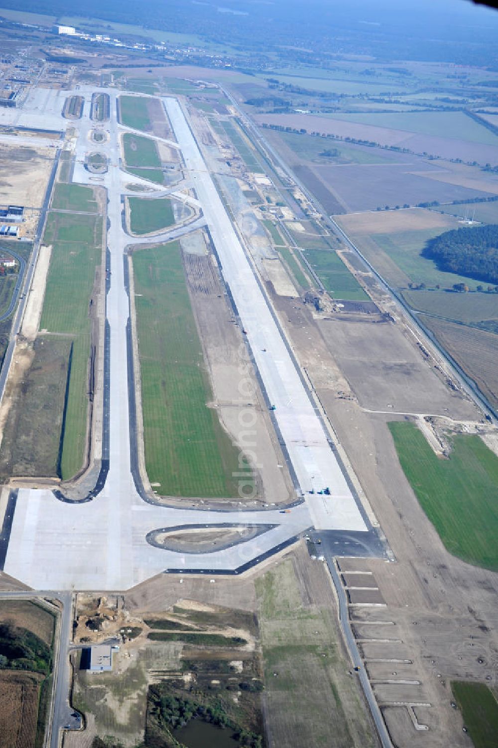 Aerial image Schönefeld bei Berlin - Blick auf die Baustellen am Flughafen Berlin-Schönefeld BBI (SXF). Ausführende Firmen: Hochtief AG; EUROVIA Beton; PORR; BERGER Bau; Karl Weiss; Matthai; Schäler Bau Berlin GmbH; STRABAG; MAX BÖGL. Construction fields at Berlin-Schoenefeld Airport BBI.