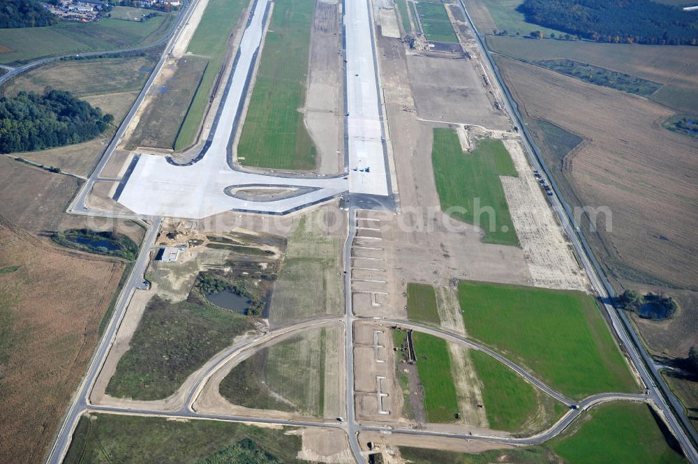 Aerial photograph Schönefeld bei Berlin - Blick auf die Baustellen am Flughafen Berlin-Schönefeld BBI (SXF). Ausführende Firmen: Hochtief AG; EUROVIA Beton; PORR; BERGER Bau; Karl Weiss; Matthai; Schäler Bau Berlin GmbH; STRABAG; MAX BÖGL. Construction fields at Berlin-Schoenefeld Airport BBI.