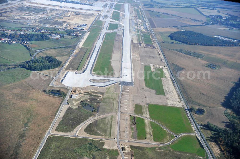 Schönefeld bei Berlin from above - Blick auf die Baustellen am Flughafen Berlin-Schönefeld BBI (SXF). Ausführende Firmen: Hochtief AG; EUROVIA Beton; PORR; BERGER Bau; Karl Weiss; Matthai; Schäler Bau Berlin GmbH; STRABAG; MAX BÖGL. Construction fields at Berlin-Schoenefeld Airport BBI.