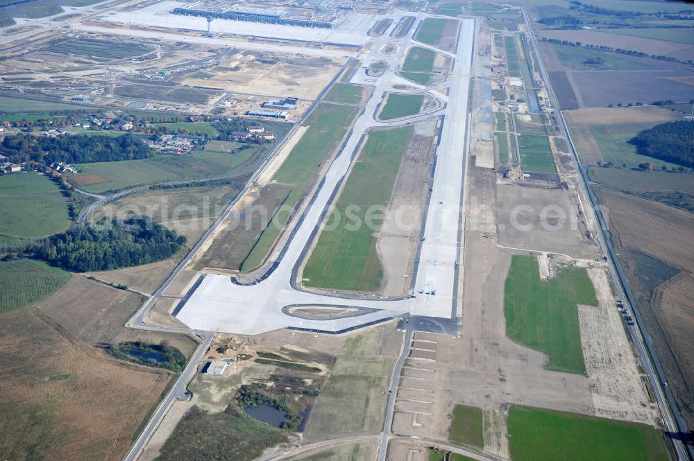 Schönefeld bei Berlin from the bird's eye view: Blick auf die Baustellen am Flughafen Berlin-Schönefeld BBI (SXF). Ausführende Firmen: Hochtief AG; EUROVIA Beton; PORR; BERGER Bau; Karl Weiss; Matthai; Schäler Bau Berlin GmbH; STRABAG; MAX BÖGL. Construction fields at Berlin-Schoenefeld Airport BBI.