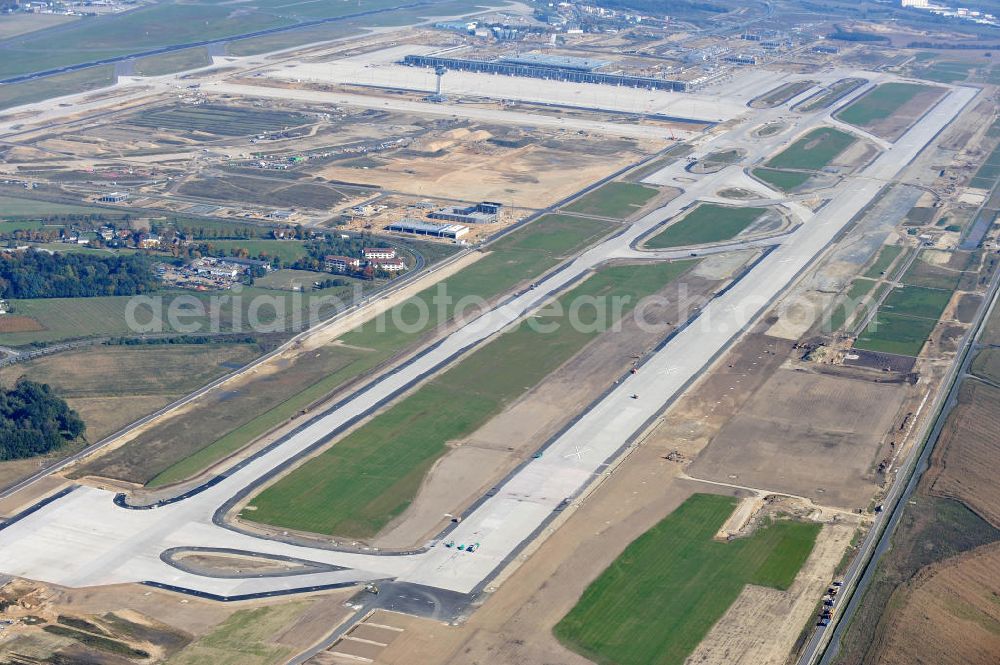 Aerial image Schönefeld bei Berlin - Blick auf die Baustellen am Flughafen Berlin-Schönefeld BBI (SXF). Ausführende Firmen: Hochtief AG; EUROVIA Beton; PORR; BERGER Bau; Karl Weiss; Matthai; Schäler Bau Berlin GmbH; STRABAG; MAX BÖGL. Construction fields at Berlin-Schoenefeld Airport BBI.