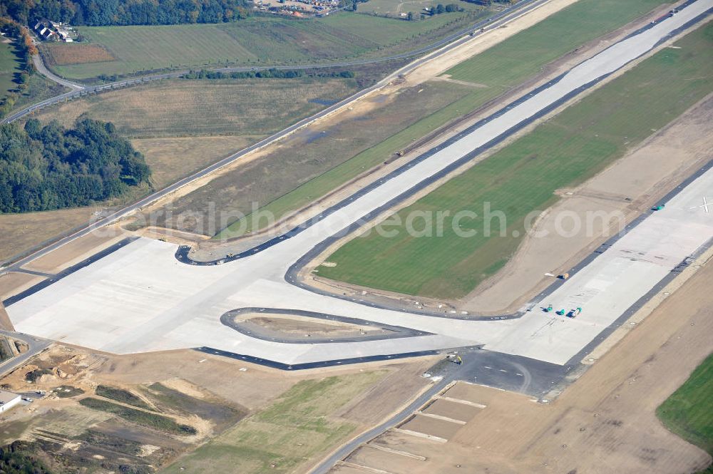 Aerial photograph Schönefeld bei Berlin - Blick auf die Baustellen am Flughafen Berlin-Schönefeld BBI (SXF). Ausführende Firmen: Hochtief AG; EUROVIA Beton; PORR; BERGER Bau; Karl Weiss; Matthai; Schäler Bau Berlin GmbH; STRABAG; MAX BÖGL. Construction fields at Berlin-Schoenefeld Airport BBI.