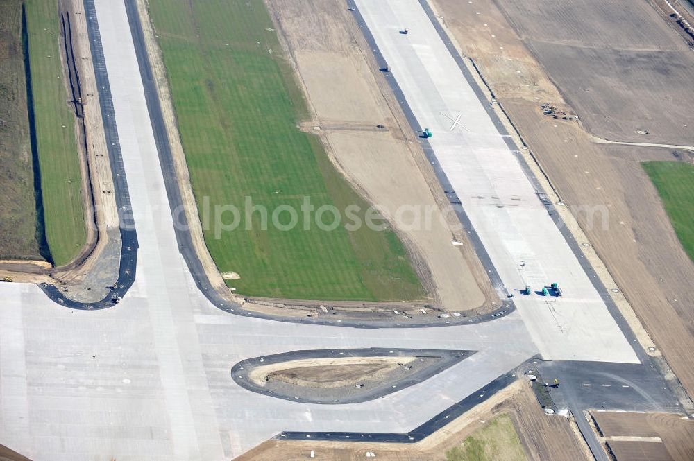 Schönefeld bei Berlin from above - Blick auf die Baustellen am Flughafen Berlin-Schönefeld BBI (SXF). Ausführende Firmen: Hochtief AG; EUROVIA Beton; PORR; BERGER Bau; Karl Weiss; Matthai; Schäler Bau Berlin GmbH; STRABAG; MAX BÖGL. Construction fields at Berlin-Schoenefeld Airport BBI.