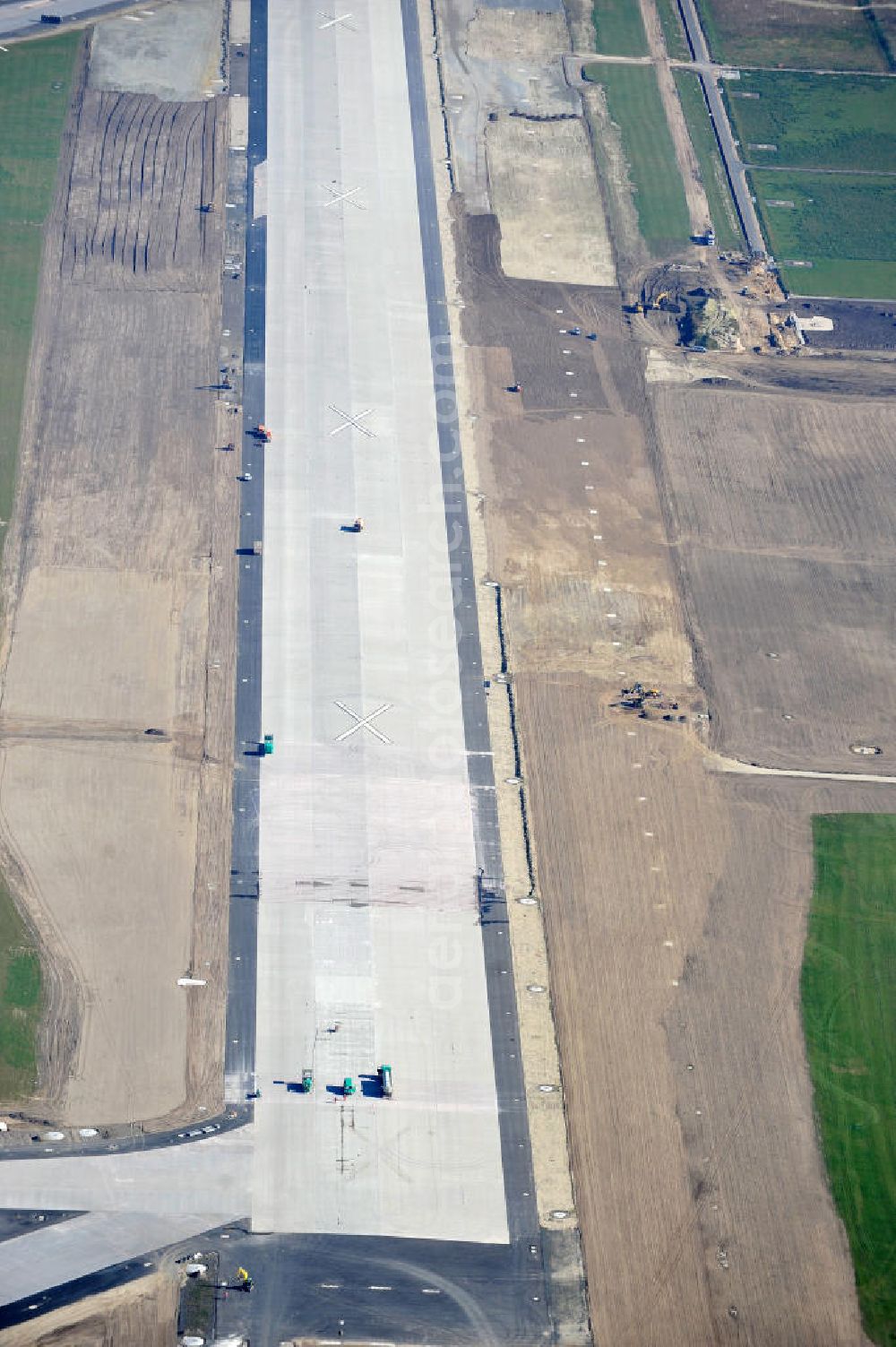 Aerial image Schönefeld bei Berlin - Blick auf die Baustellen am Flughafen Berlin-Schönefeld BBI (SXF). Ausführende Firmen: Hochtief AG; EUROVIA Beton; PORR; BERGER Bau; Karl Weiss; Matthai; Schäler Bau Berlin GmbH; STRABAG; MAX BÖGL. Construction fields at Berlin-Schoenefeld Airport BBI.