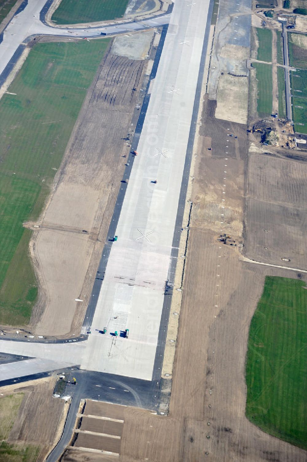 Aerial photograph Schönefeld bei Berlin - Blick auf die Baustellen am Flughafen Berlin-Schönefeld BBI (SXF). Ausführende Firmen: Hochtief AG; EUROVIA Beton; PORR; BERGER Bau; Karl Weiss; Matthai; Schäler Bau Berlin GmbH; STRABAG; MAX BÖGL. Construction fields at Berlin-Schoenefeld Airport BBI.