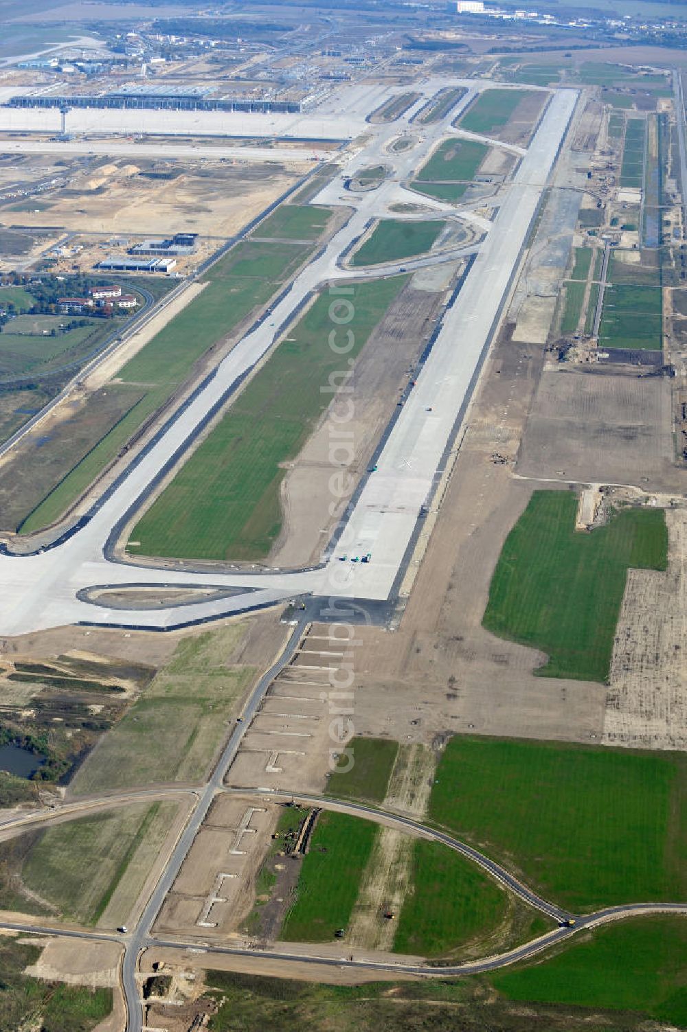 Schönefeld bei Berlin from above - Blick auf die Baustellen am Flughafen Berlin-Schönefeld BBI (SXF). Ausführende Firmen: Hochtief AG; EUROVIA Beton; PORR; BERGER Bau; Karl Weiss; Matthai; Schäler Bau Berlin GmbH; STRABAG; MAX BÖGL. Construction fields at Berlin-Schoenefeld Airport BBI.