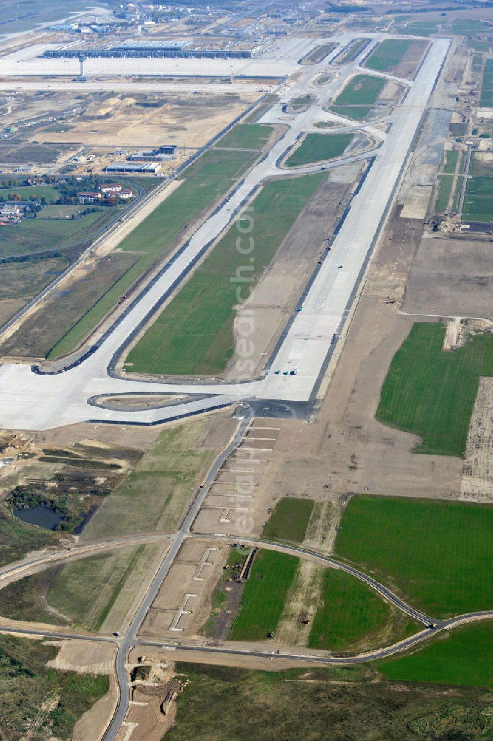 Schönefeld bei Berlin from the bird's eye view: Blick auf die Baustellen am Flughafen Berlin-Schönefeld BBI (SXF). Ausführende Firmen: Hochtief AG; EUROVIA Beton; PORR; BERGER Bau; Karl Weiss; Matthai; Schäler Bau Berlin GmbH; STRABAG; MAX BÖGL. Construction fields at Berlin-Schoenefeld Airport BBI.