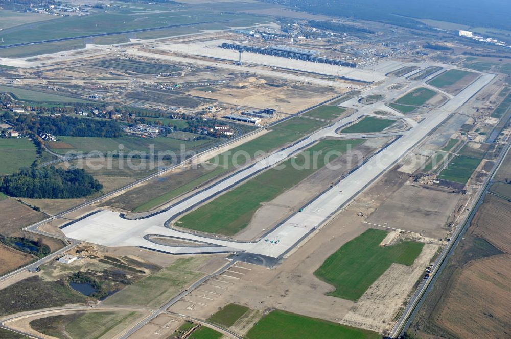 Aerial image Schönefeld bei Berlin - Blick auf die Baustellen am Flughafen Berlin-Schönefeld BBI (SXF). Ausführende Firmen: Hochtief AG; EUROVIA Beton; PORR; BERGER Bau; Karl Weiss; Matthai; Schäler Bau Berlin GmbH; STRABAG; MAX BÖGL. Construction fields at Berlin-Schoenefeld Airport BBI.