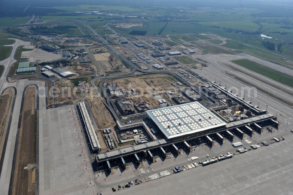 Aerial photograph Schönefeld bei Berlin - Blick auf die Baustellen am Flughafen Berlin-Schönefeld BBI (SXF). Ausführende Firmen: Hochtief AG; EUROVIA Beton; PORR; BERGER Bau; Karl Weiss; Matthai; Schäler Bau Berlin GmbH; STRABAG; MAX BÖGL. Construction fields at Berlin-Schoenefeld Airport BBI.