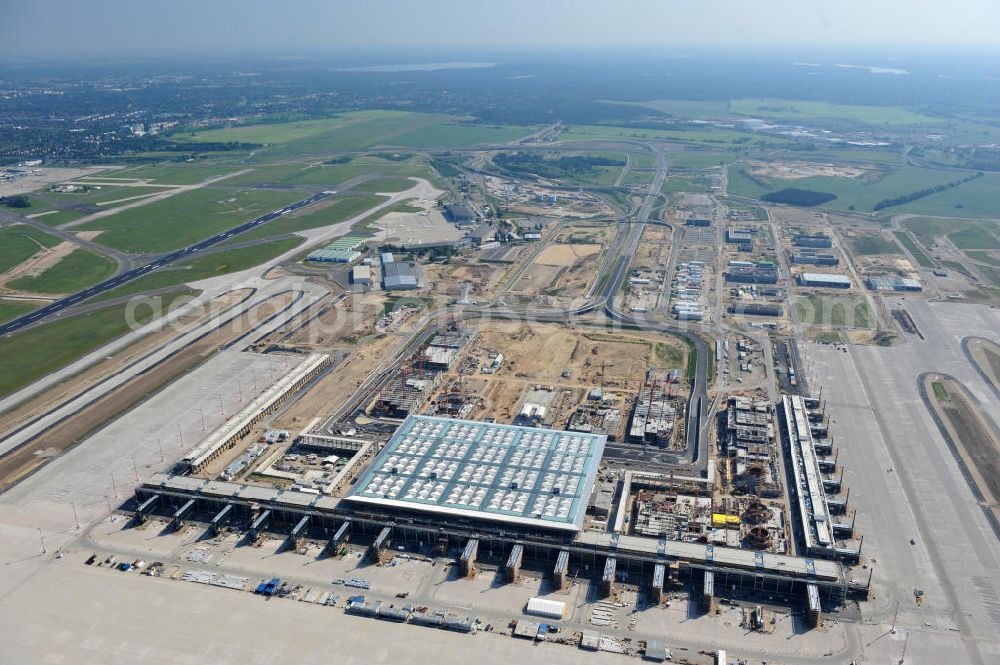 Schönefeld bei Berlin from above - Blick auf die Baustellen am Flughafen Berlin-Schönefeld BBI (SXF). Ausführende Firmen: Hochtief AG; EUROVIA Beton; PORR; BERGER Bau; Karl Weiss; Matthai; Schäler Bau Berlin GmbH; STRABAG; MAX BÖGL. Construction fields at Berlin-Schoenefeld Airport BBI.