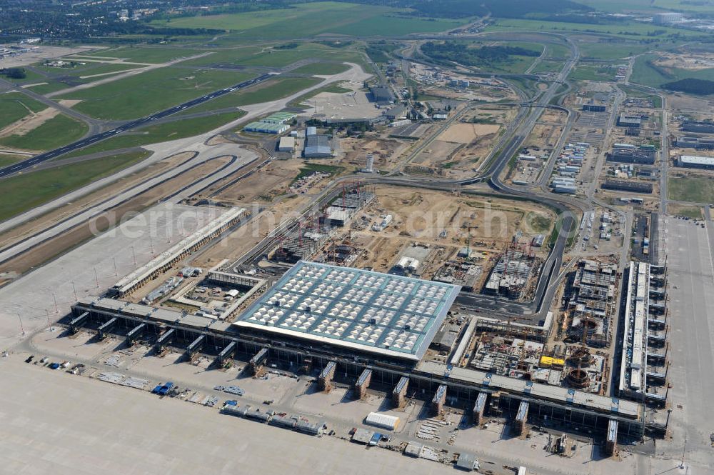 Schönefeld bei Berlin from the bird's eye view: Blick auf die Baustellen am Flughafen Berlin-Schönefeld BBI (SXF). Ausführende Firmen: Hochtief AG; EUROVIA Beton; PORR; BERGER Bau; Karl Weiss; Matthai; Schäler Bau Berlin GmbH; STRABAG; MAX BÖGL. Construction fields at Berlin-Schoenefeld Airport BBI.