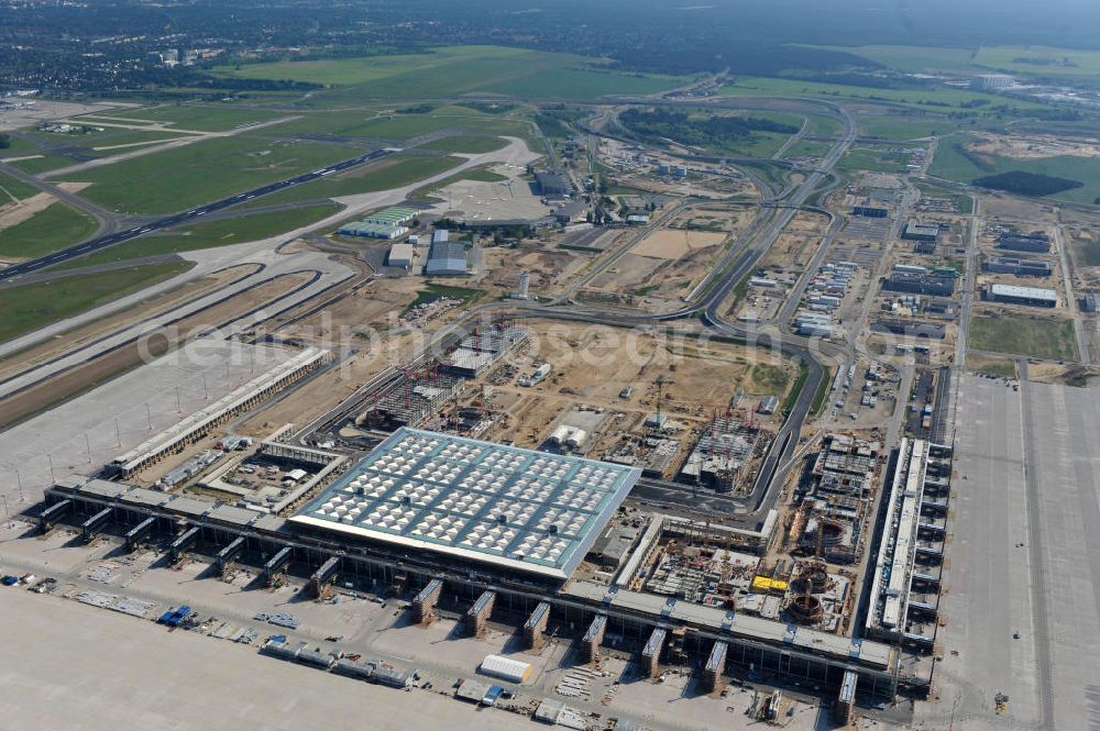 Aerial image Schönefeld bei Berlin - Blick auf die Baustellen am Flughafen Berlin-Schönefeld BBI (SXF). Ausführende Firmen: Hochtief AG; EUROVIA Beton; PORR; BERGER Bau; Karl Weiss; Matthai; Schäler Bau Berlin GmbH; STRABAG; MAX BÖGL. Construction fields at Berlin-Schoenefeld Airport BBI.