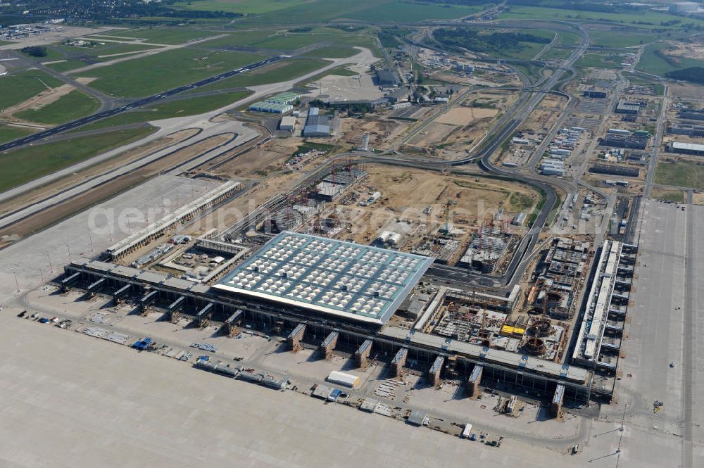 Aerial photograph Schönefeld bei Berlin - Blick auf die Baustellen am Flughafen Berlin-Schönefeld BBI (SXF). Ausführende Firmen: Hochtief AG; EUROVIA Beton; PORR; BERGER Bau; Karl Weiss; Matthai; Schäler Bau Berlin GmbH; STRABAG; MAX BÖGL. Construction fields at Berlin-Schoenefeld Airport BBI.